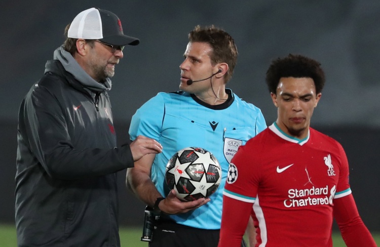 BLG被TES零封，打野脸探草丛，失误不断，又要背锅了