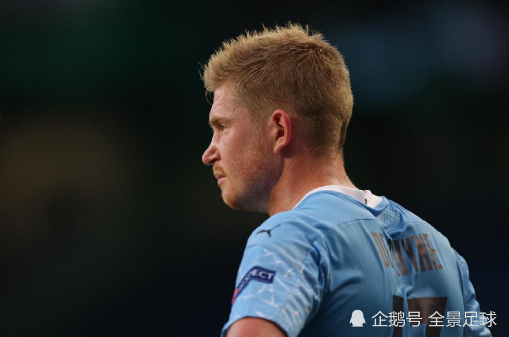 国足首训教练组亲自示范 邵佳一强调团队追求与梦想