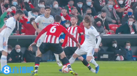 意甲媒体透露：从西汉姆联签下菲尔克鲁格后，AC米兰目前正计划补强边路阵容