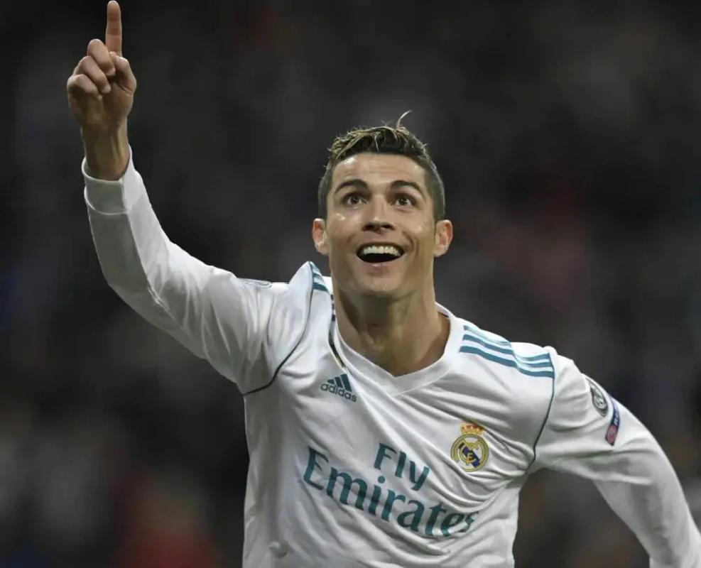 [中超]法比奥头球击中横梁 皮球反弹进入网窝